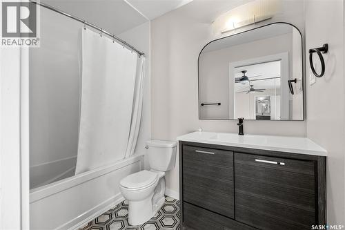 5064 10Th Avenue, Regina, SK - Indoor Photo Showing Bathroom