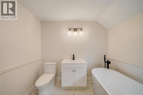 151 Curry Ave, Windsor, ON - Indoor Photo Showing Bathroom