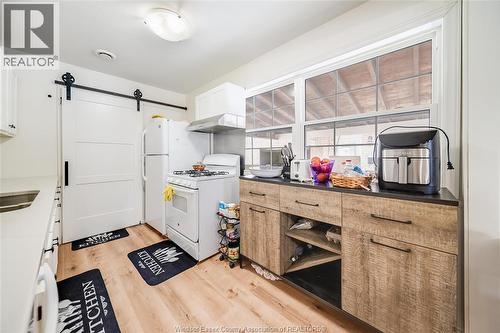 3567 King Street, Windsor, ON - Indoor Photo Showing Kitchen
