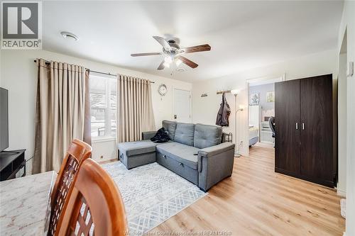 3567 King Street, Windsor, ON - Indoor Photo Showing Living Room