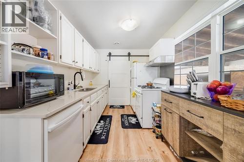 3567 King Street, Windsor, ON - Indoor Photo Showing Kitchen