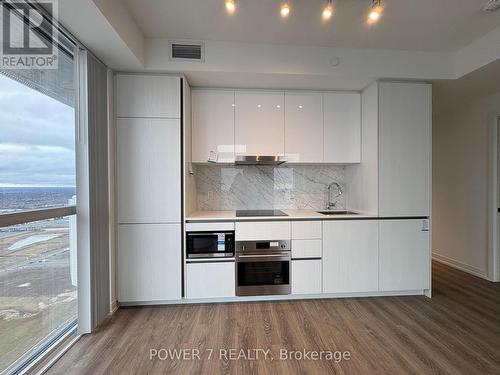 4112 - 8 Interchange Way, Vaughan, ON - Indoor Photo Showing Kitchen With Upgraded Kitchen