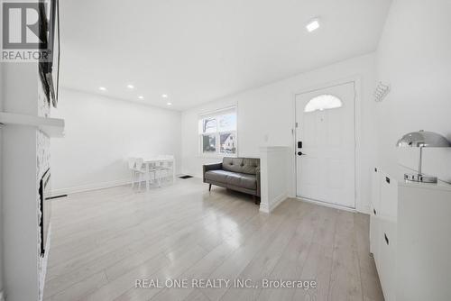 24 Sumach Street, Hamilton, ON - Indoor Photo Showing Other Room