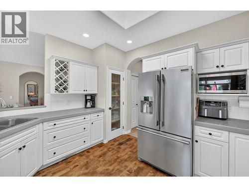 3925 Gallaghers Circle, Kelowna, BC - Indoor Photo Showing Kitchen