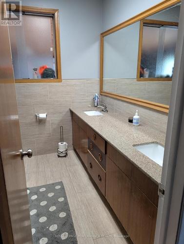 4 Pc Bathroom in the main floor. - 320 Baldwin Avenue, Cornwall, ON - Indoor Photo Showing Bathroom