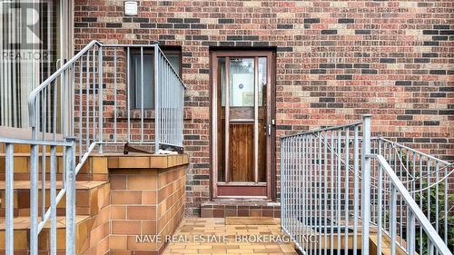 9747 Bathurst Street, Richmond Hill, ON - Outdoor