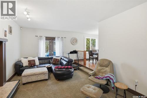 301 Coldspring Crescent, Saskatoon, SK - Indoor Photo Showing Living Room