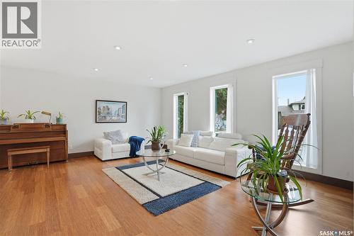 301 Coldspring Crescent, Saskatoon, SK - Indoor Photo Showing Living Room