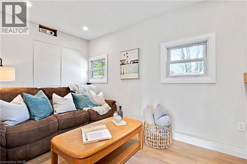 28 Macpherson Crescent, Flamborough, ON - Indoor Photo Showing Living Room