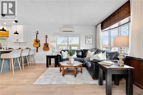 28 Macpherson Crescent, Flamborough, ON - Indoor Photo Showing Living Room