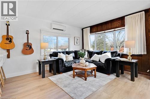 28 Macpherson Crescent, Flamborough, ON - Indoor Photo Showing Living Room