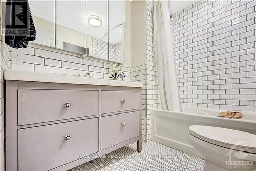 48 Hawthorne Avenue, Ottawa, ON - Indoor Photo Showing Bathroom