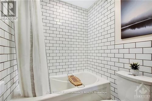 48 Hawthorne Avenue, Ottawa, ON - Indoor Photo Showing Bathroom
