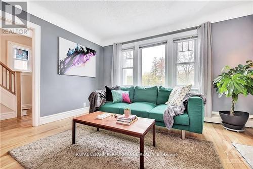 48 Hawthorne Avenue, Ottawa, ON - Indoor Photo Showing Living Room