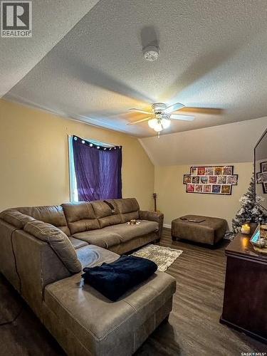 614 7Th Avenue Ne, Swift Current, SK - Indoor Photo Showing Living Room