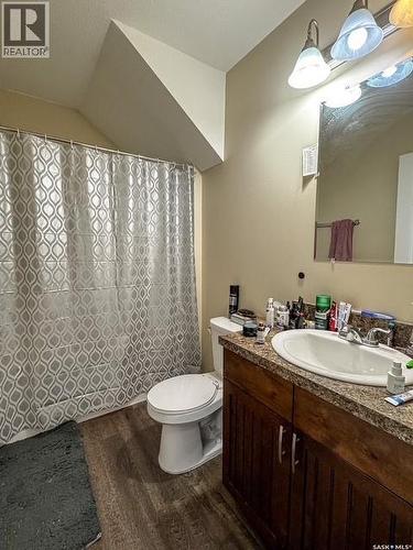 614 7Th Avenue Ne, Swift Current, SK - Indoor Photo Showing Bathroom