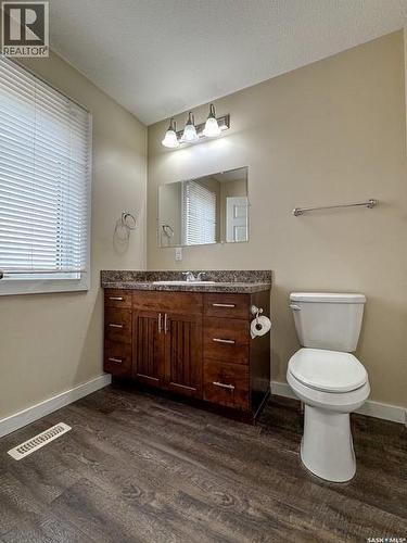 614 7Th Avenue Ne, Swift Current, SK - Indoor Photo Showing Bathroom