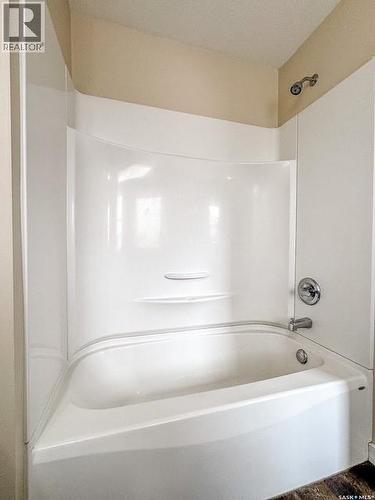 614 7Th Avenue Ne, Swift Current, SK - Indoor Photo Showing Bathroom