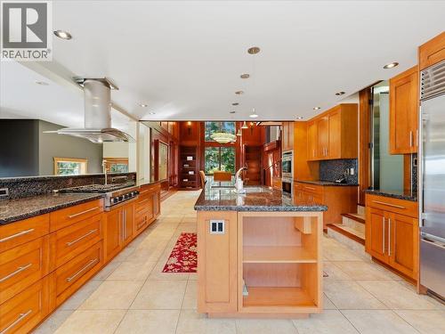 5812 Eagle Island, West Vancouver, BC - Indoor Photo Showing Kitchen