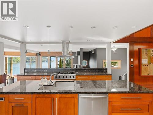 5812 Eagle Island, West Vancouver, BC - Indoor Photo Showing Kitchen With Double Sink With Upgraded Kitchen