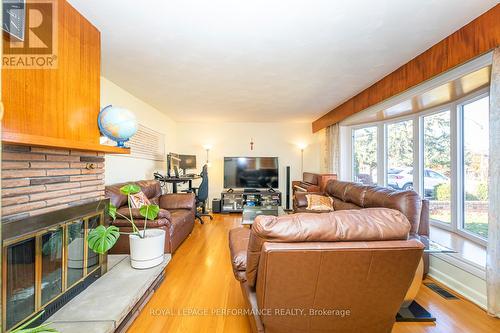 642 Sherbourne Road, Ottawa, ON - Indoor Photo Showing Living Room With Fireplace
