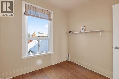33 Oxford Street, Hamilton, ON - Indoor Photo Showing Other Room