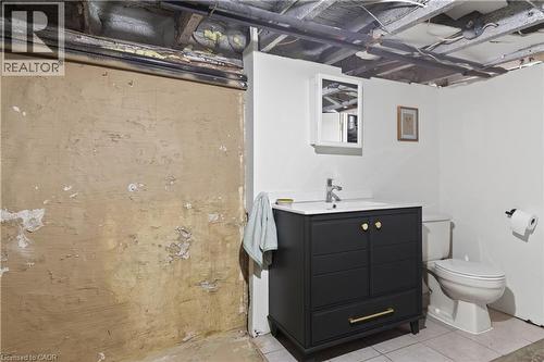 33 Oxford Street, Hamilton, ON - Indoor Photo Showing Bathroom