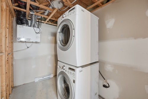 Rangement - 3998 Rue Mousseau, L'Assomption, QC - Indoor Photo Showing Laundry Room