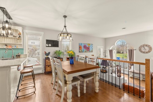 Dinette - 77 Rue Des Abeilles, Coteau-Du-Lac, QC - Indoor Photo Showing Dining Room