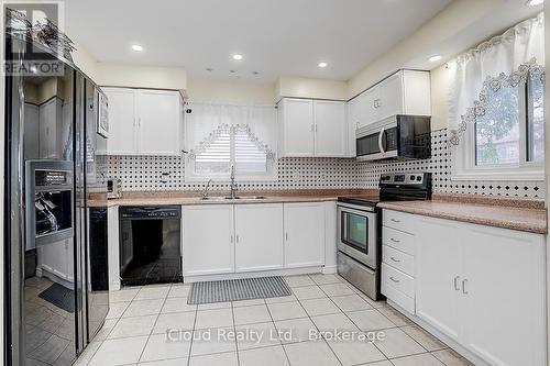 1114 Maple Gate Road, Pickering, ON - Indoor Photo Showing Kitchen With Double Sink