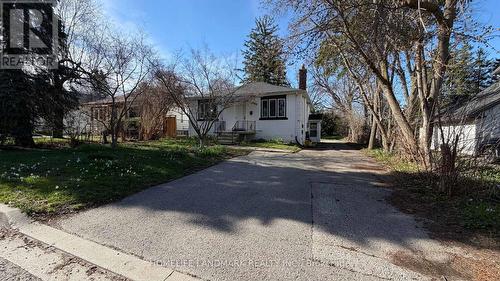 95 ROSEVIEW AVENUE  Richmond Hill, ON L4C 1C6