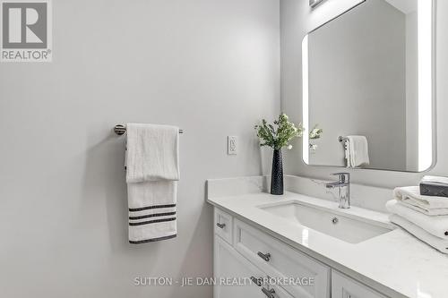 328 Plane Tree Drive, London North (North R), ON - Indoor Photo Showing Bathroom