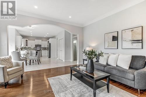 328 Plane Tree Drive, London North (North R), ON - Indoor Photo Showing Living Room