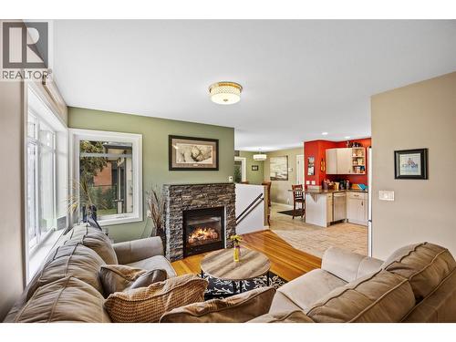Open Floor Plan - 2015 Valleyview Drive, Kamloops, BC - Indoor Photo Showing Living Room With Fireplace