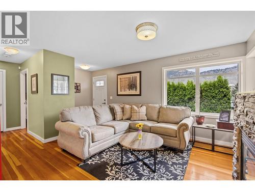 Hardwood floors - 2015 Valleyview Drive, Kamloops, BC - Indoor Photo Showing Living Room