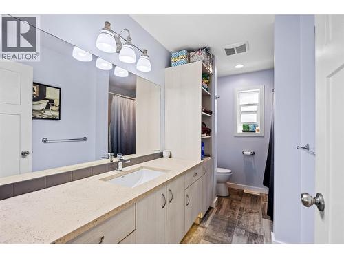 Main Bath - 2015 Valleyview Drive, Kamloops, BC - Indoor Photo Showing Bathroom