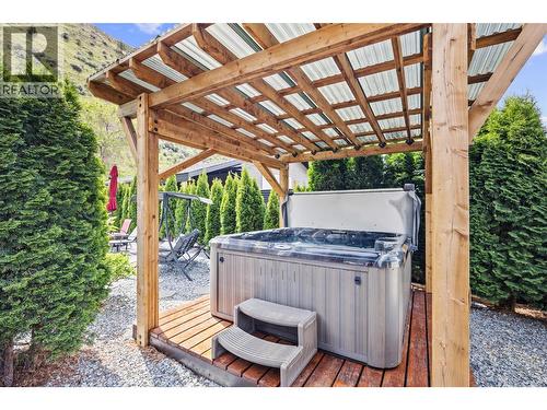 Hot tub with pergola - 2015 Valleyview Drive, Kamloops, BC - Outdoor