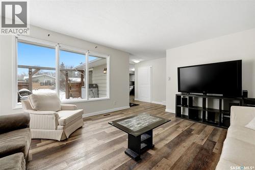 6 Hanley Crescent, Regina, SK - Indoor Photo Showing Living Room