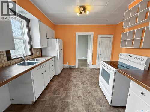 121 6Th Avenue Ne, Swift Current, SK - Indoor Photo Showing Kitchen With Double Sink