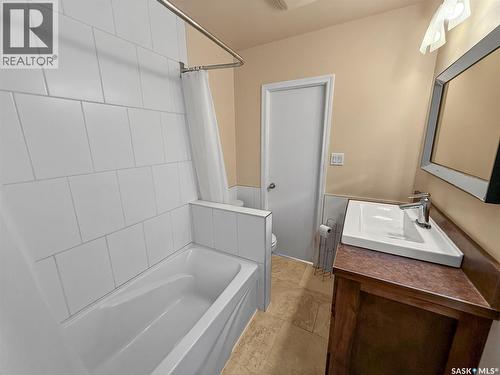 121 6Th Avenue Ne, Swift Current, SK - Indoor Photo Showing Bathroom