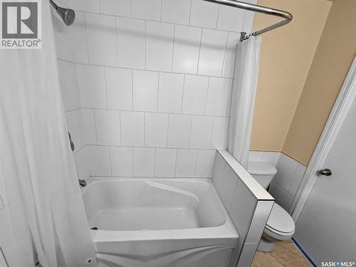 121 6Th Avenue Ne, Swift Current, SK - Indoor Photo Showing Bathroom