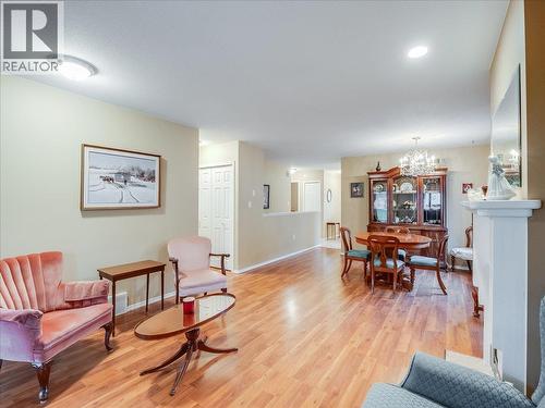 7136 Wright Way, Trail, BC - Indoor Photo Showing Living Room