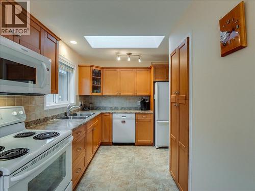 7136 Wright Way, Trail, BC - Indoor Photo Showing Kitchen With Double Sink