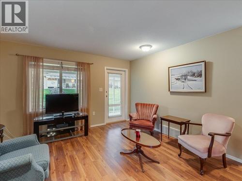7136 Wright Way, Trail, BC - Indoor Photo Showing Living Room
