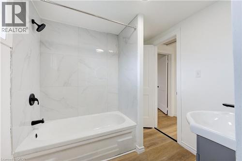 524 Simcoe Street, London, ON - Indoor Photo Showing Bathroom
