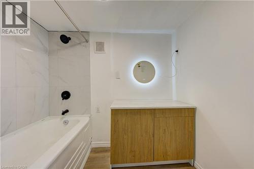 524 Simcoe Street, London, ON - Indoor Photo Showing Bathroom
