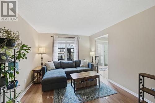 814 Nesting Way, Ottawa, ON - Indoor Photo Showing Living Room
