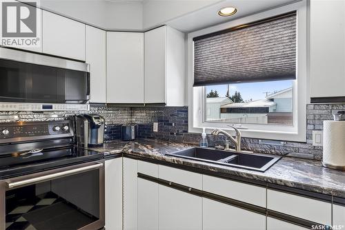 2103 9Th Avenue, Humboldt, SK - Indoor Photo Showing Kitchen With Double Sink