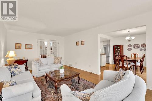 73 Bramblegrove Crescent, Ottawa, ON - Indoor Photo Showing Living Room