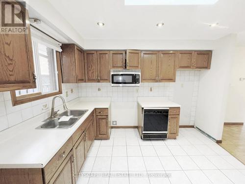 Kitchen - 7 Quincy Court, Hamilton, ON - Indoor Photo Showing Kitchen With Double Sink